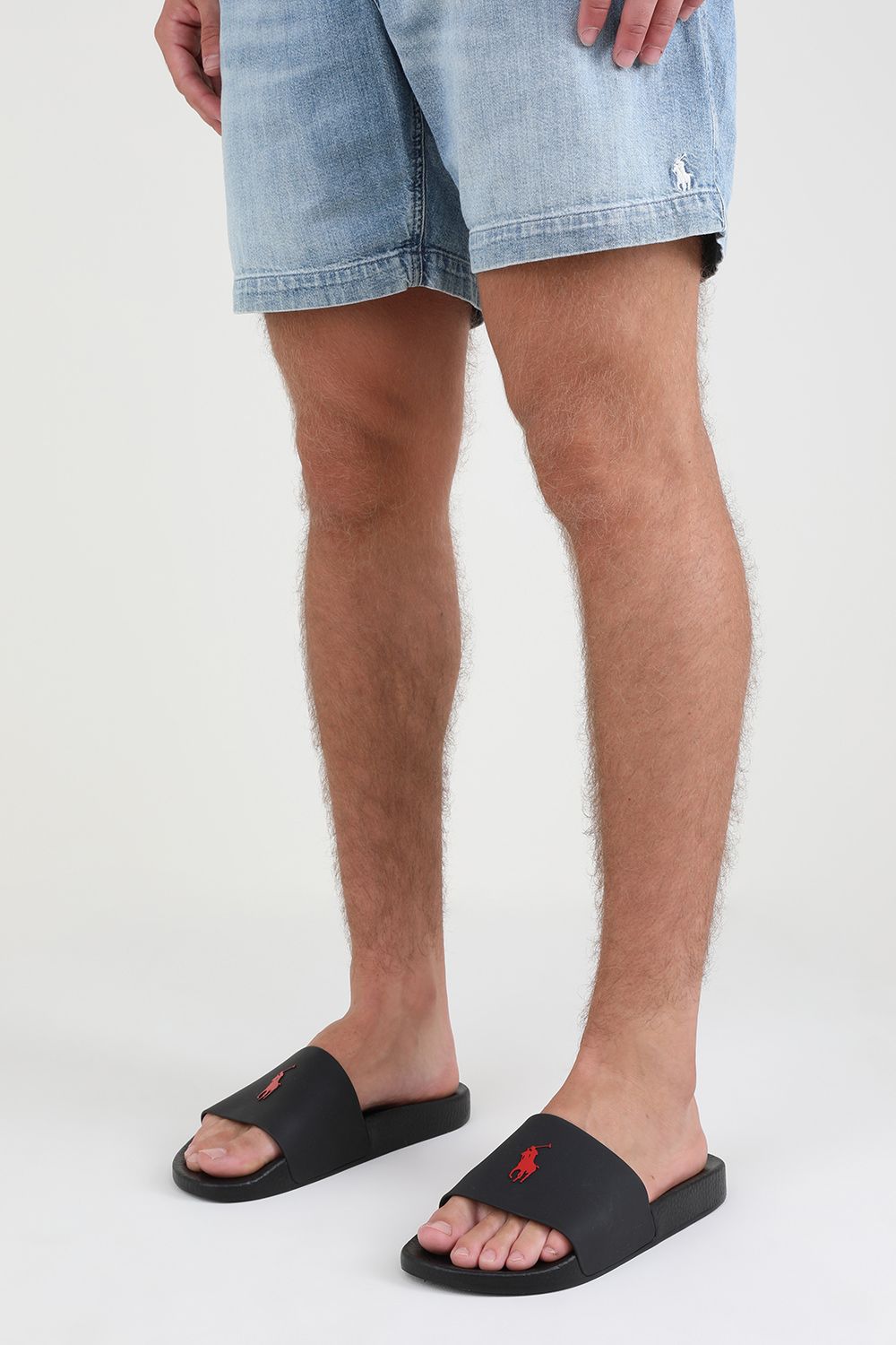 תמונת כל הלוק של כפכפי סליידס עם סמל הפרש